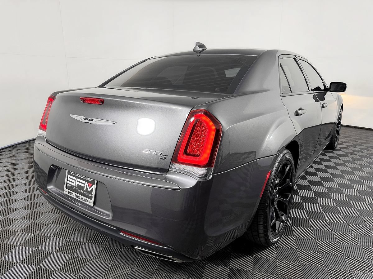 Used 2017 Chrysler 300 S RWD image 9