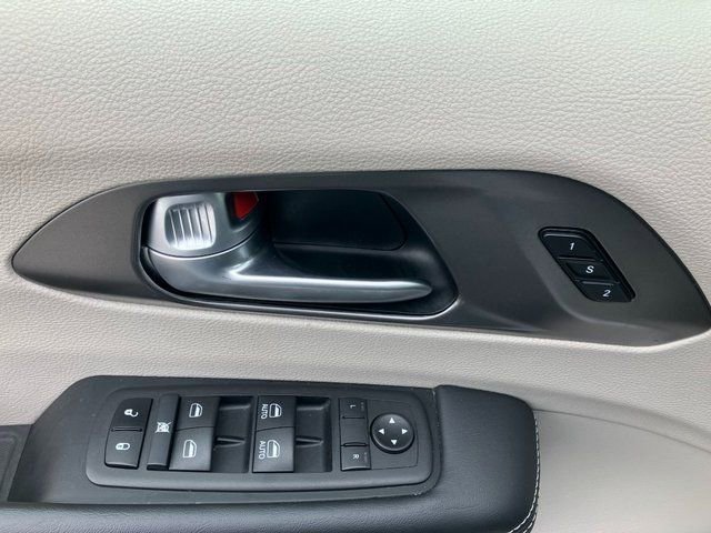Used 2024 Chrysler Pacifica Touring-L image 13