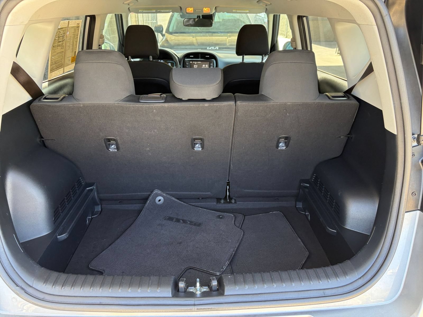 Used 2025 Kia Soul LX w/ LX Technology Package FWD image 28