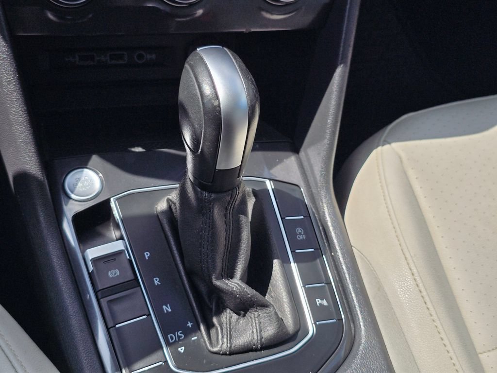 Used 2020 Volkswagen Tiguan SEL AWD/4WD image 28