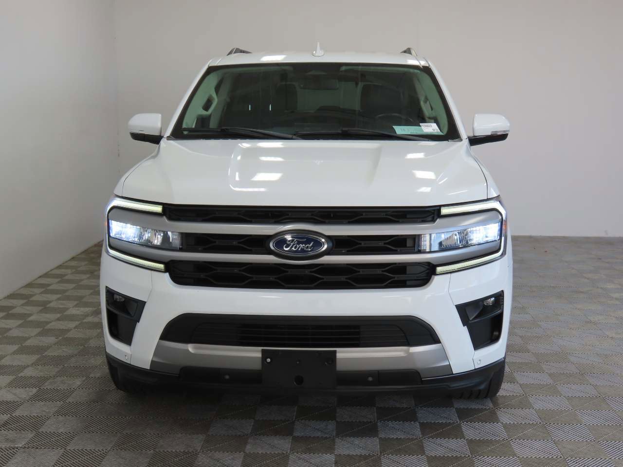 Used 2022 Ford Expedition XLT image 2