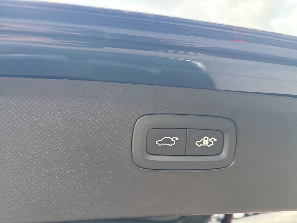 Certified 2025 Volvo XC90 B6 Plus image 45