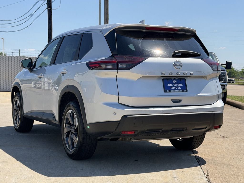 Used 2025 Nissan Rogue SV FWD image 8