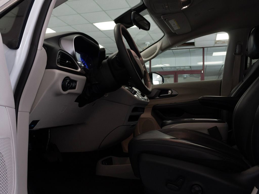 Certified 2024 Chrysler Pacifica Touring-L image 12