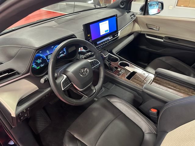 Certified 2025 Toyota Sienna Limited image 12