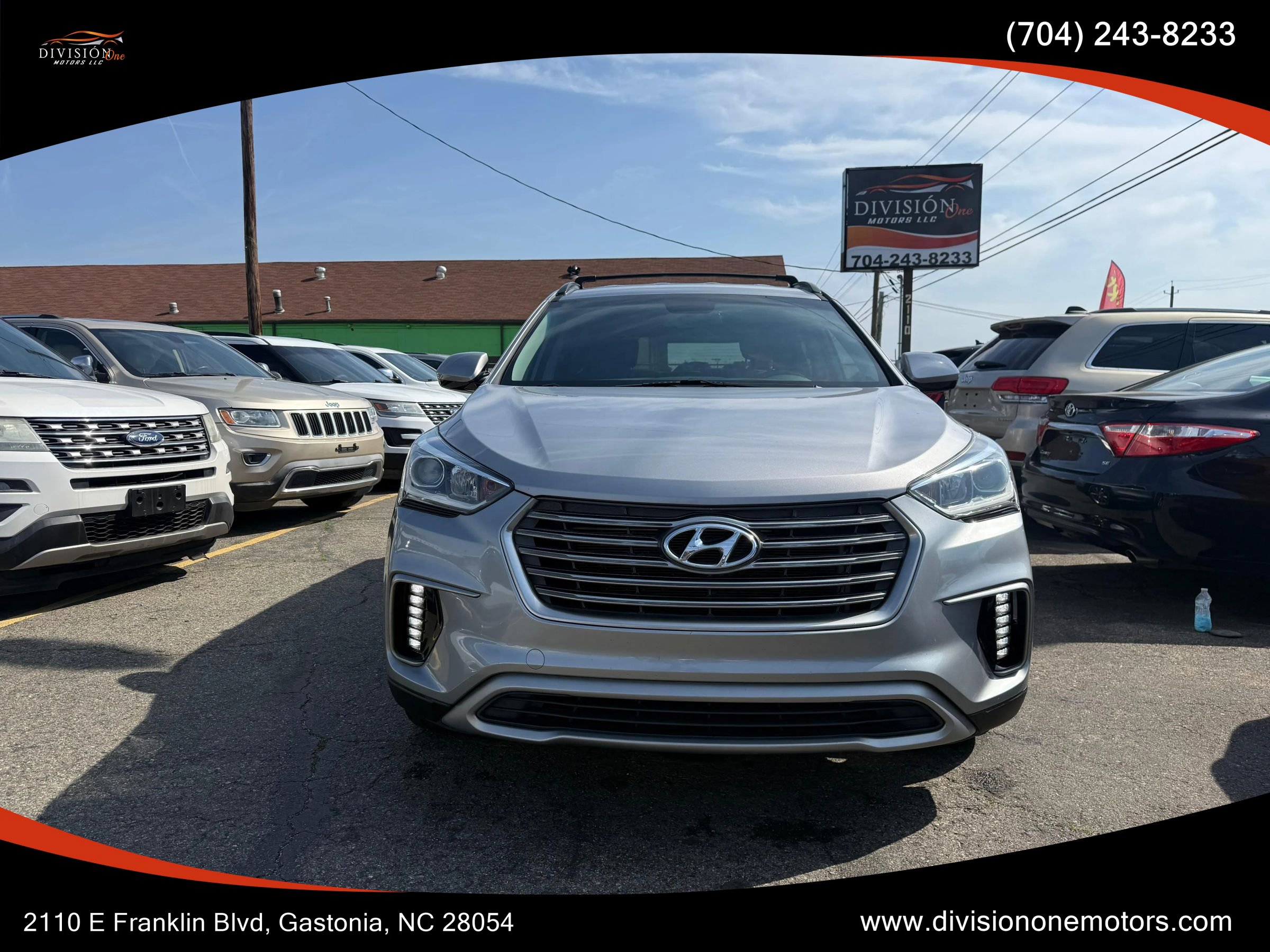 Used 2017 Hyundai Santa Fe SE FWD image 2