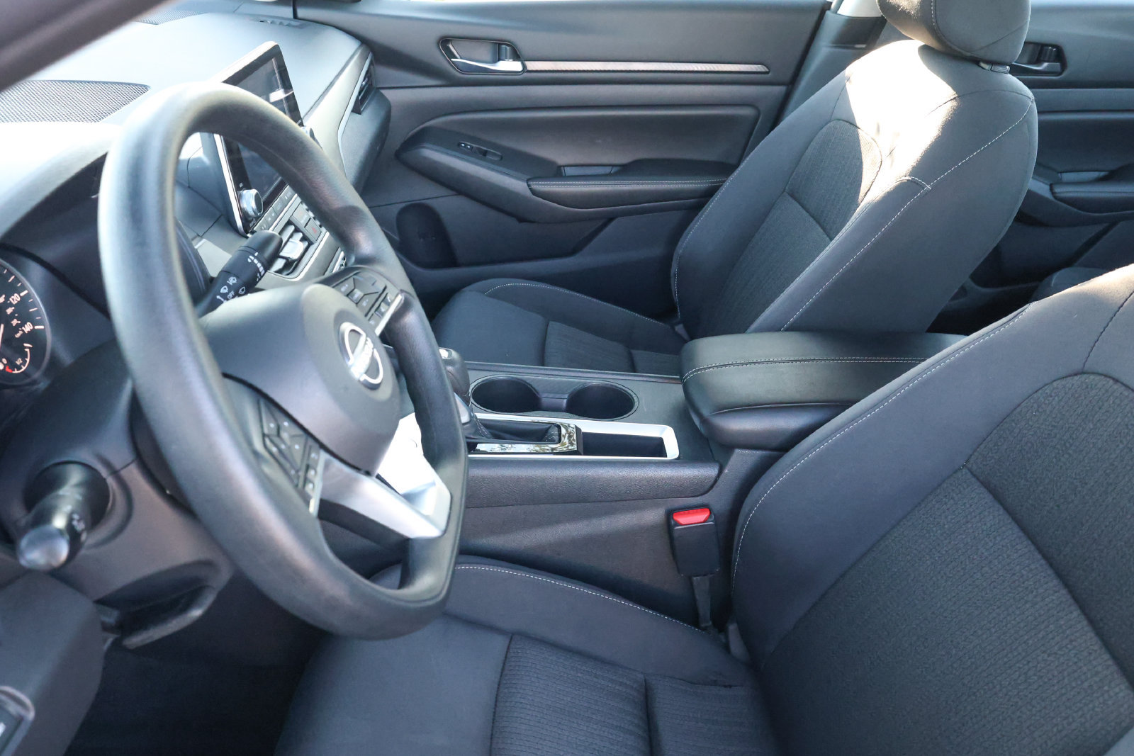 Used 2025 Nissan Altima 2.5 SV FWD image 13