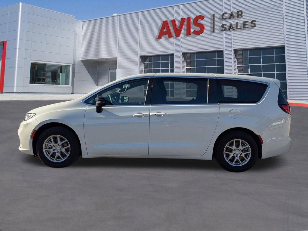 Used 2025 Chrysler Pacifica Select image 2