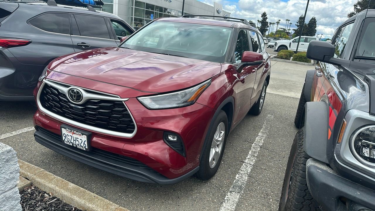 Used 2023 Toyota Highlander LE FWD image 1