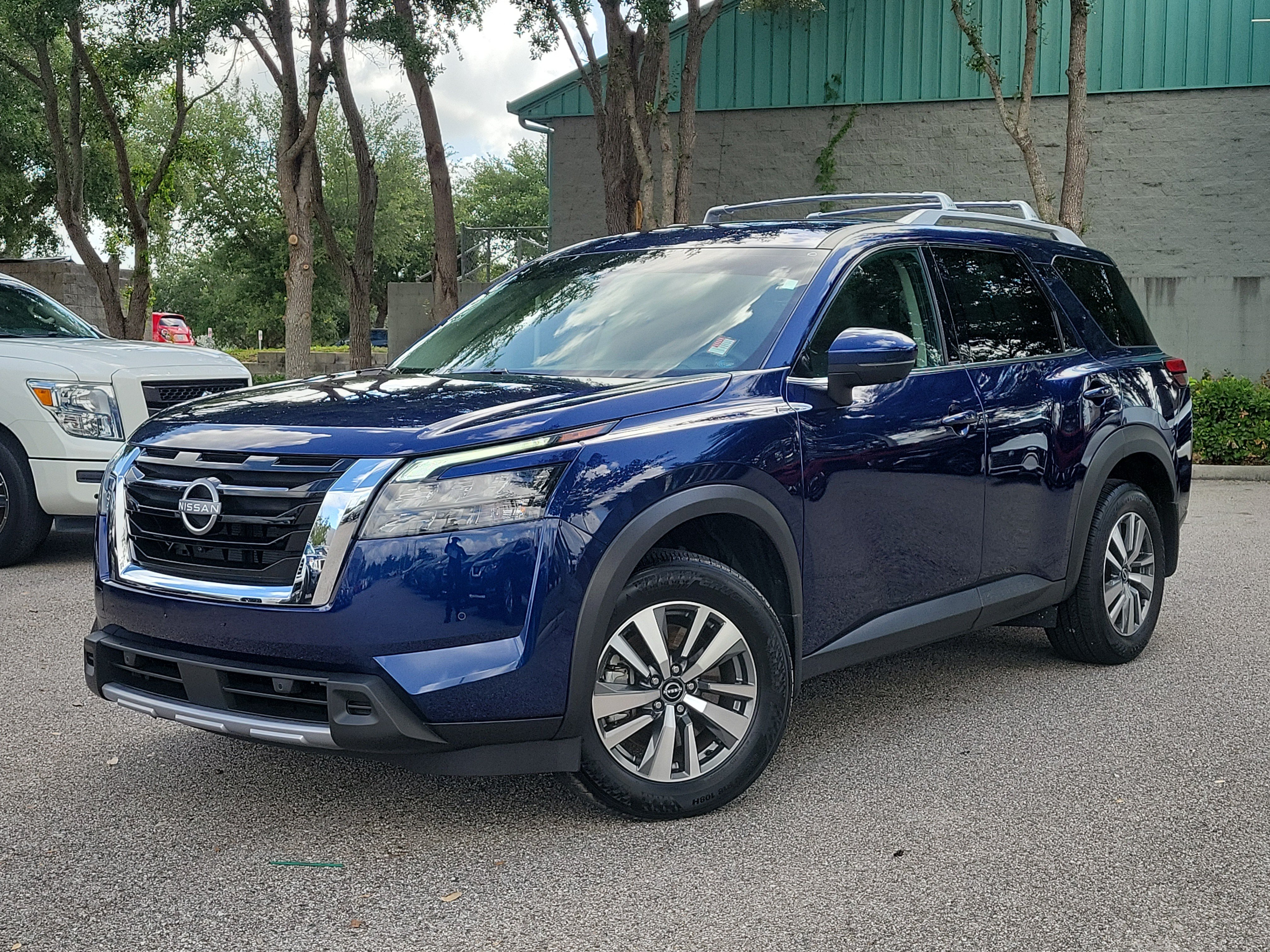 Certified 2025 Nissan Pathfinder SL FWD image 32