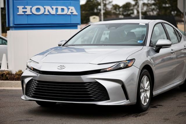 Used 2025 Toyota Camry LE image 2