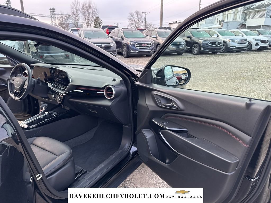 Used 2025 Chevrolet Trax RS w/ Sunroof Package image 24