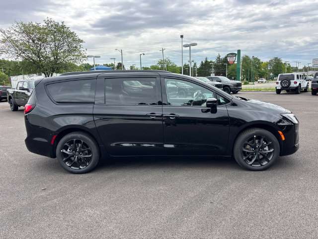 New 2027 Chrysler Pacifica Limited AWD/4WD image 31