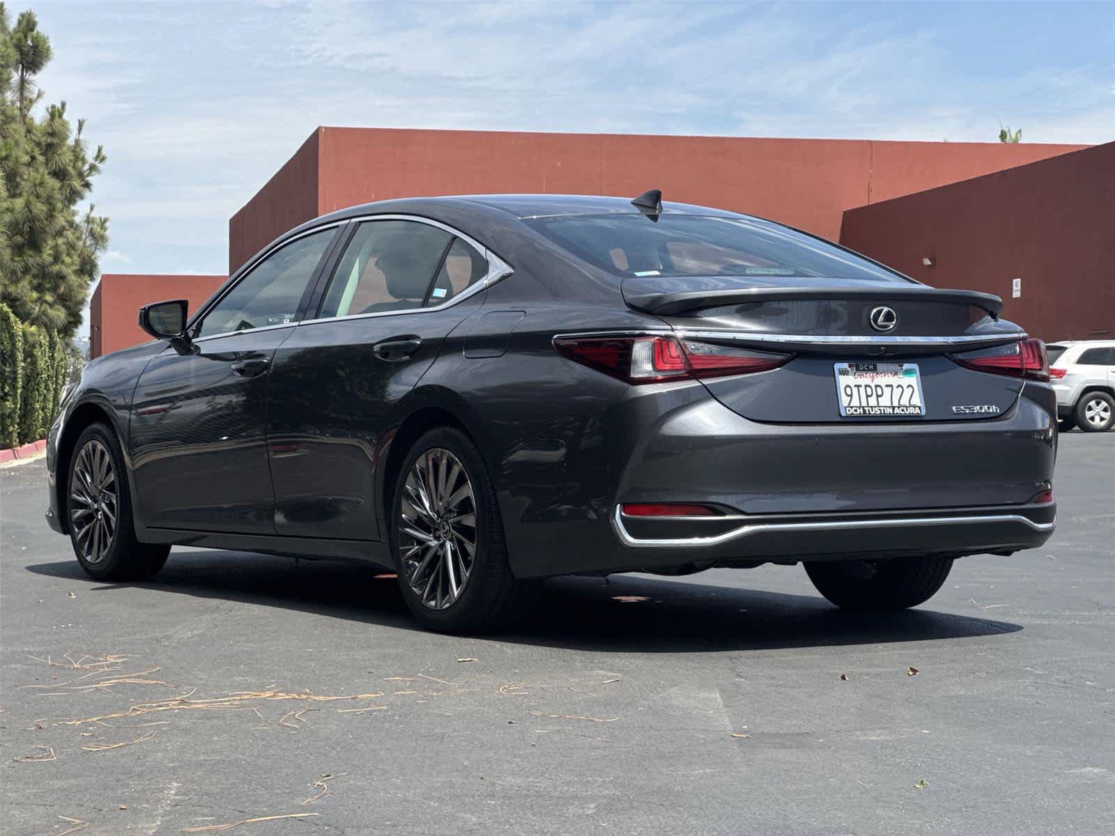 Used 2025 Lexus ES 300h w/ Luxury Package FWD image 5