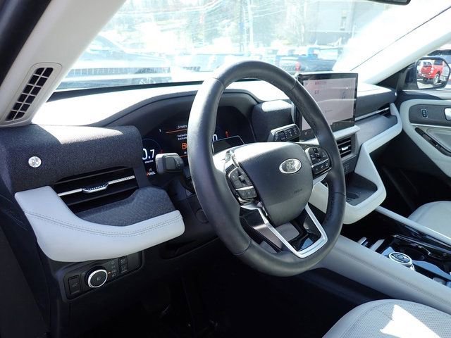 Certified 2025 Ford Explorer Platinum w/ LUX Leather Package image 15