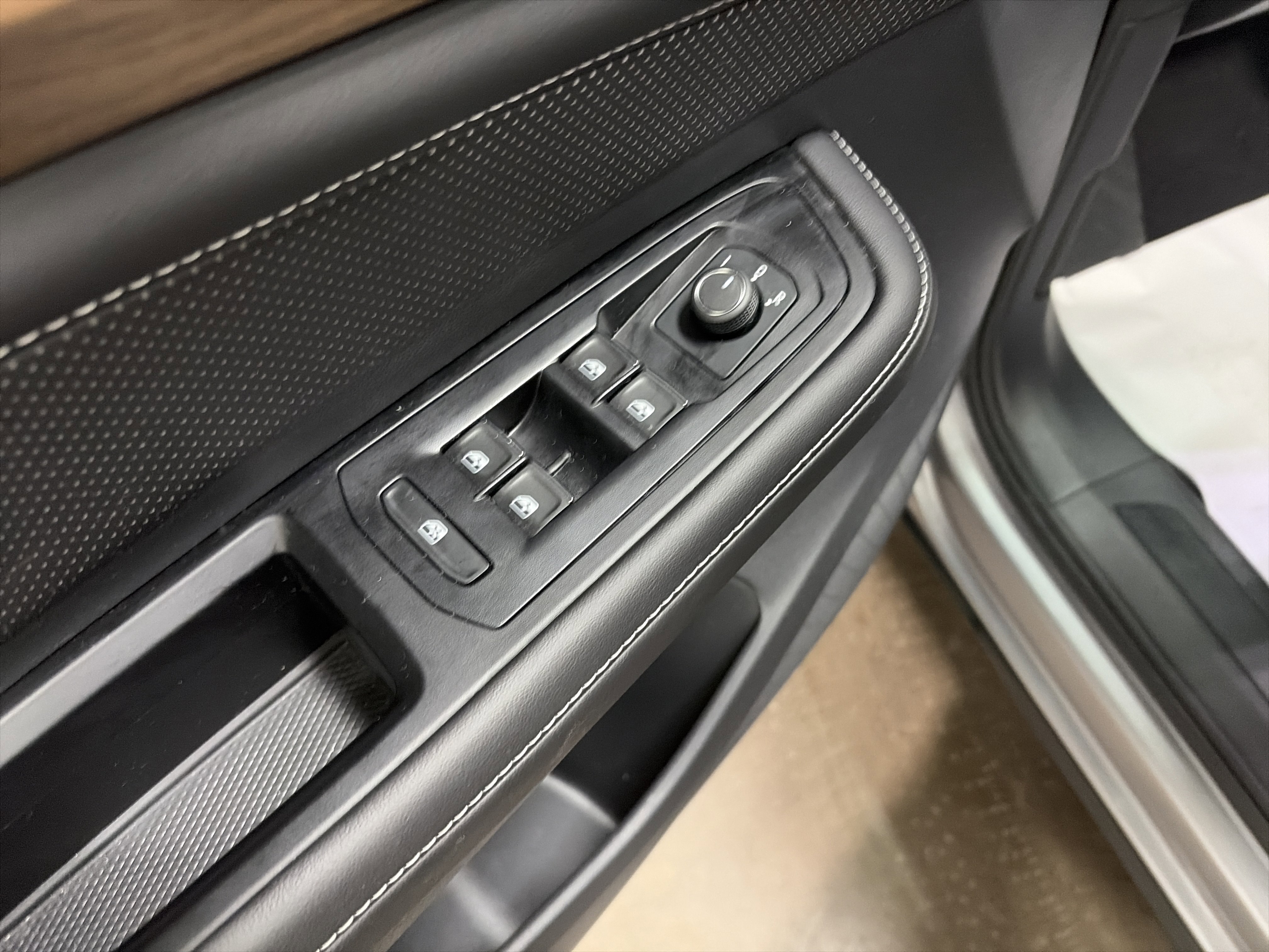 Certified 2025 Volkswagen Atlas SE AWD/4WD image 22