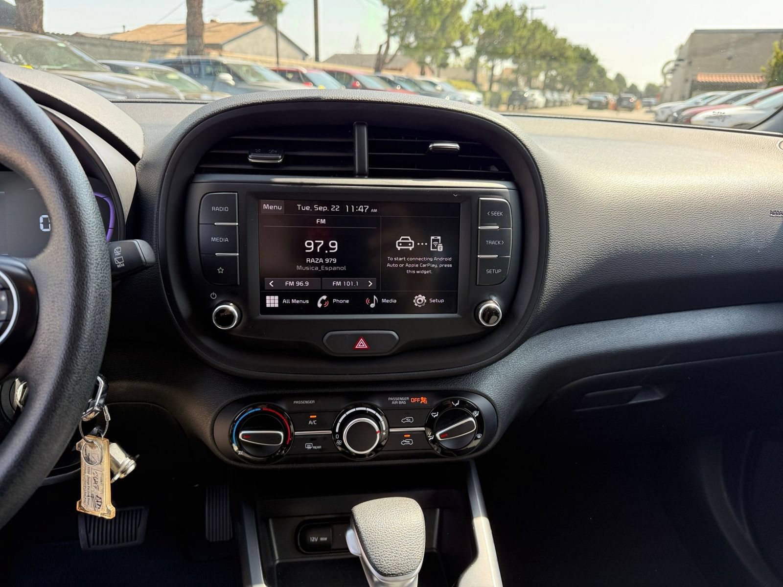 Used 2025 Kia Soul LX w/ LX Technology Package FWD image 16