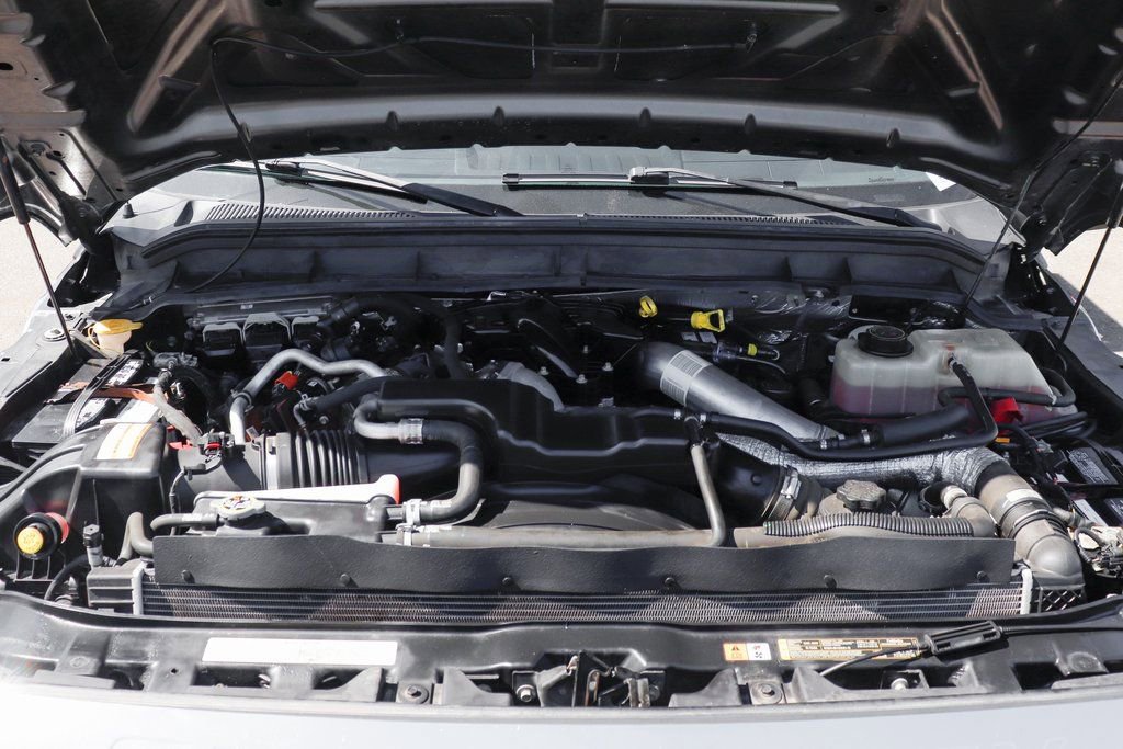 Used 2016 Ford F550 4x4 Crew Cab Super Duty w/ XLT Interior Package image 15