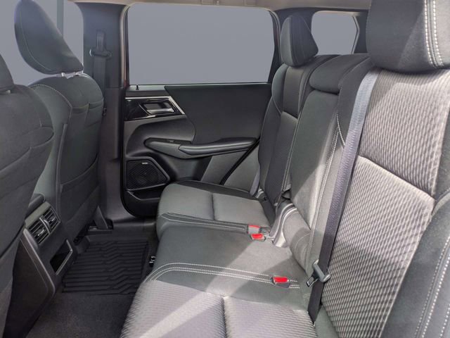 Used 2025 Mitsubishi Outlander ES image 13