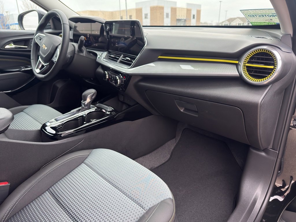 Used 2025 Chevrolet Trax LT w/ Driver Confidence Package image 41