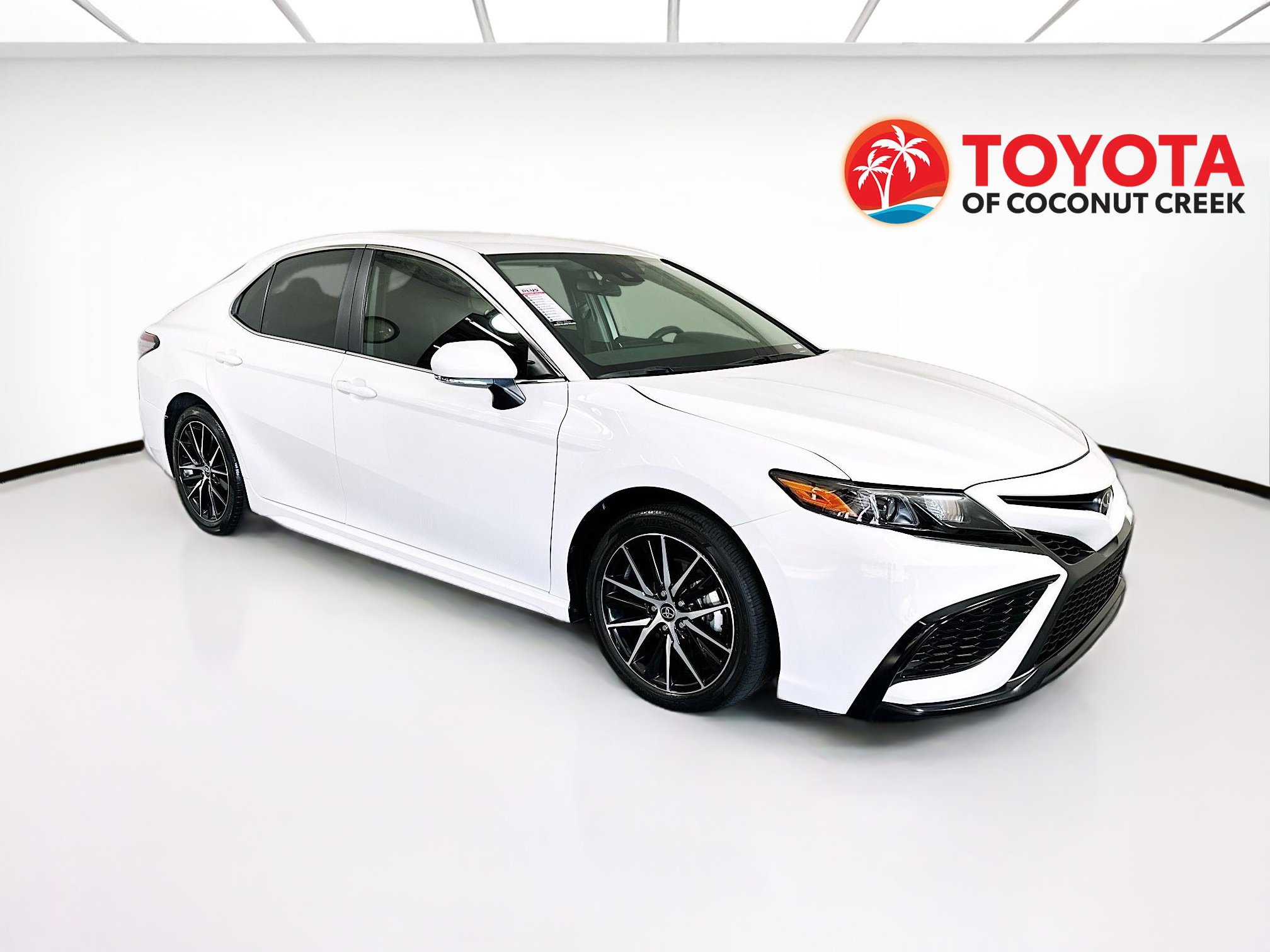 Used 2024 Toyota Camry SE FWD image 1