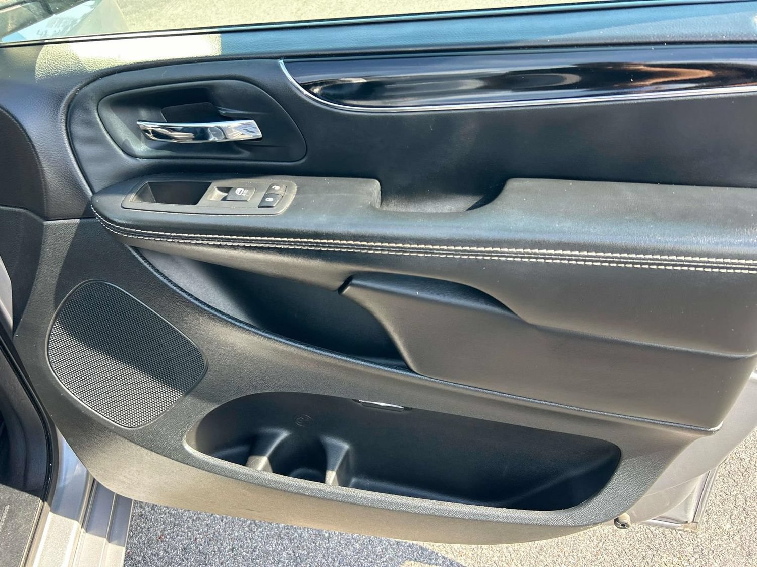 Used 2016 Chrysler Town & Country S w/ Driver Convenience Group FWD image 22