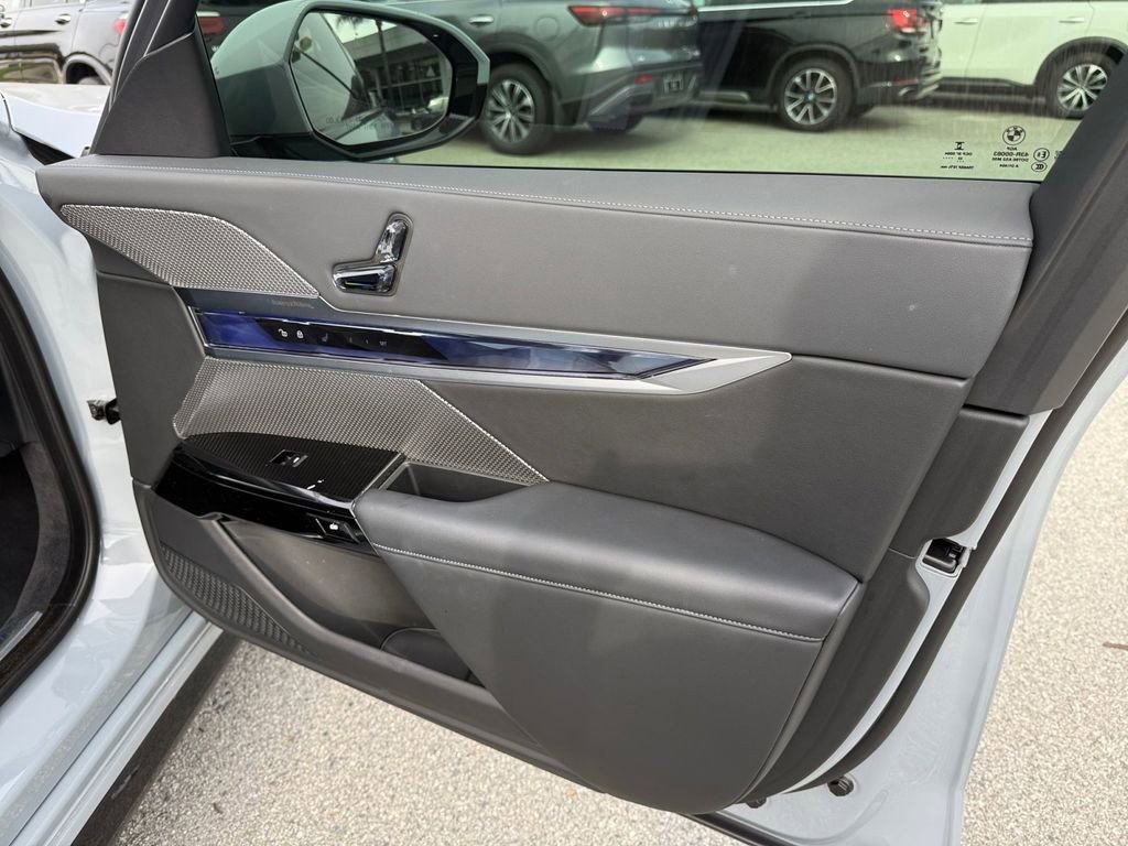 Used 2023 BMW 740i image 29