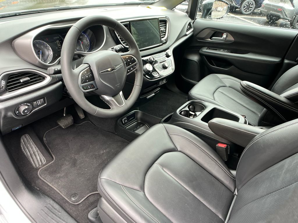 Used 2025 Chrysler Pacifica Select image 10