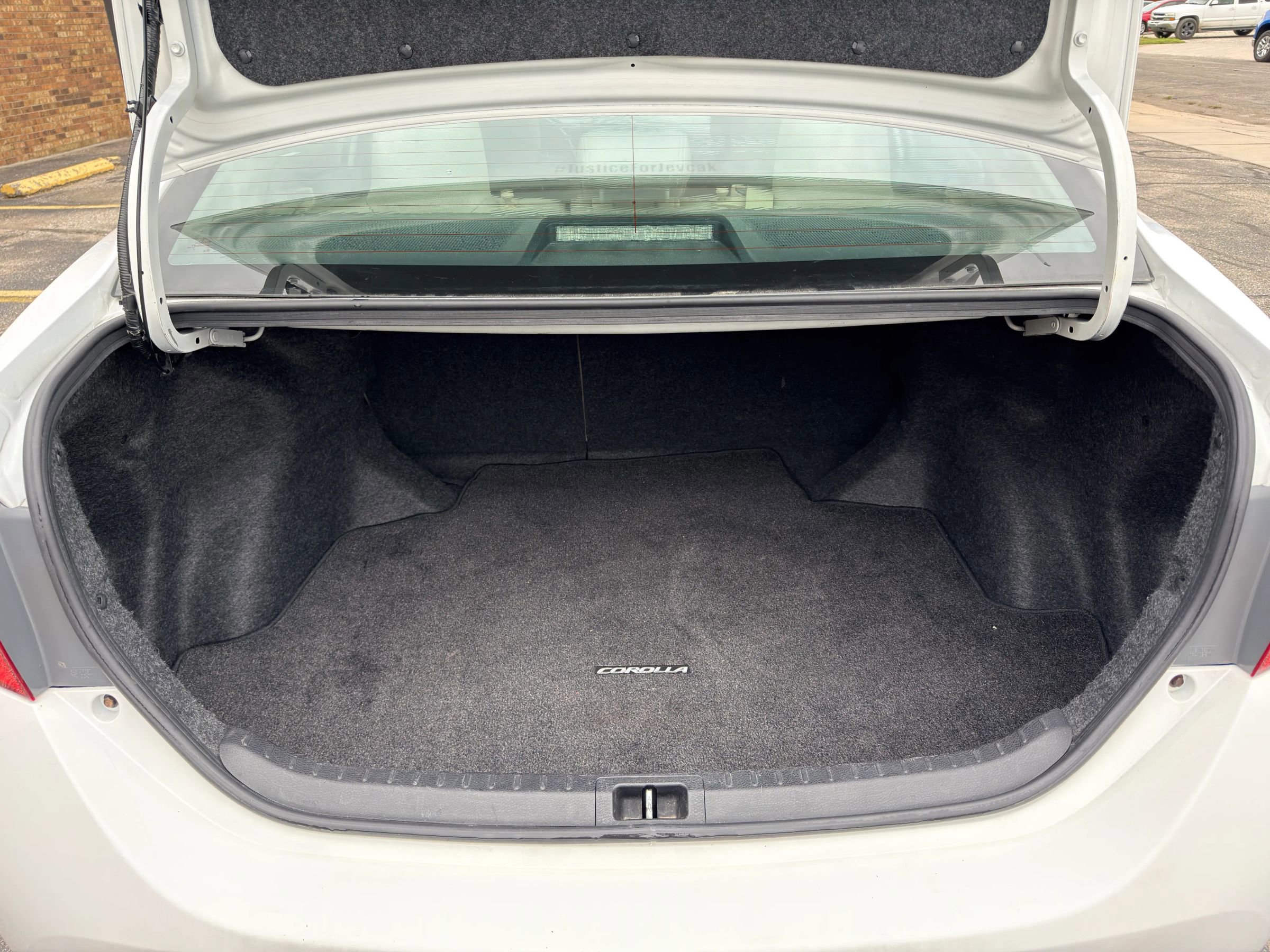 Used 2016 Toyota Corolla LE FWD image 7