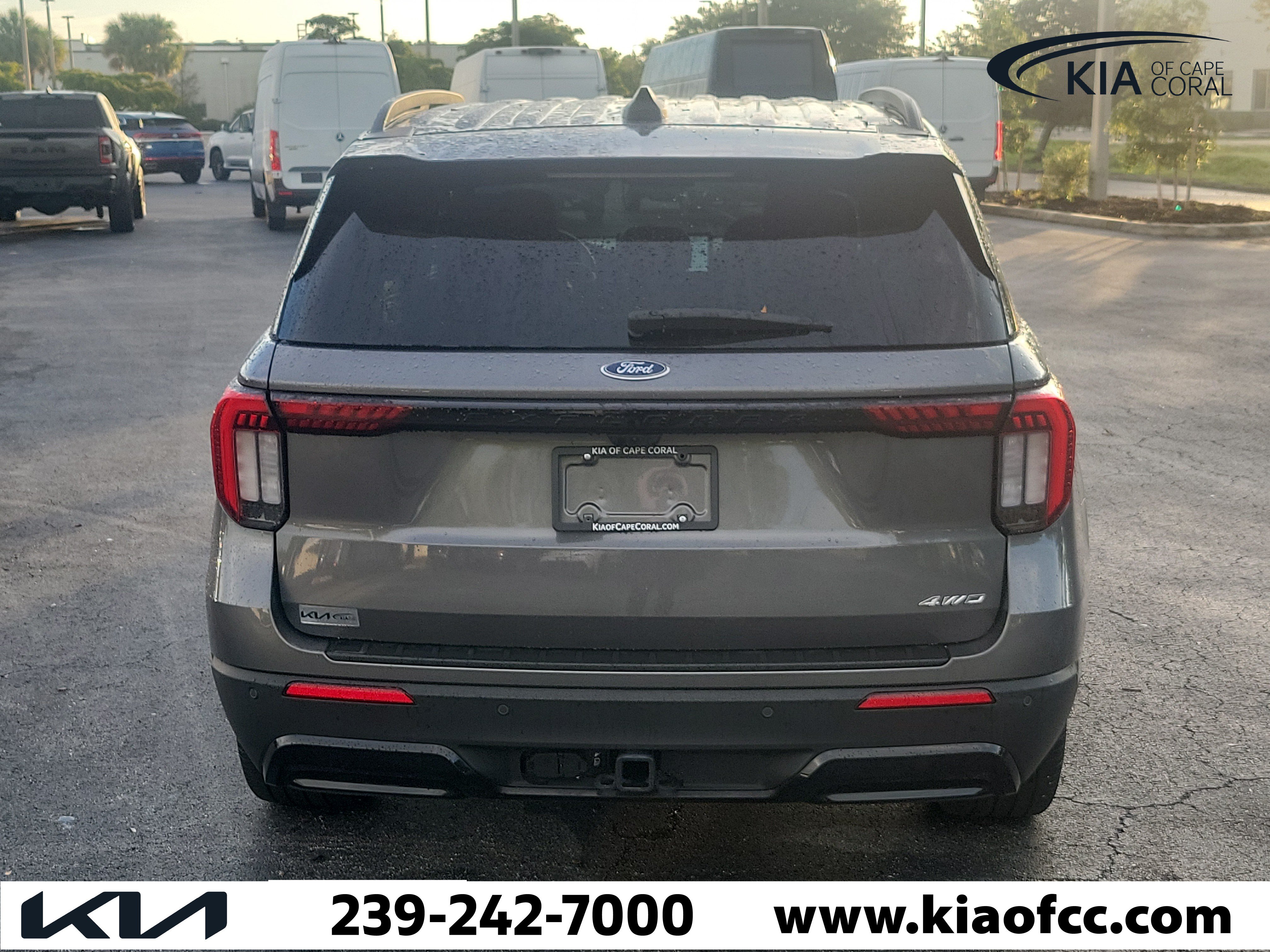 Used 2025 Ford Explorer ST-Line w/ ST-Line Street Pack AWD/4WD image 5