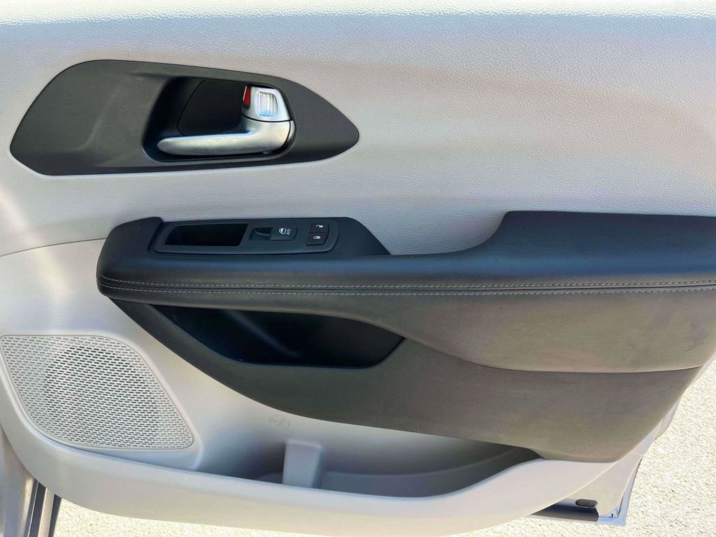 Used 2020 Chrysler Pacifica Limited FWD image 13