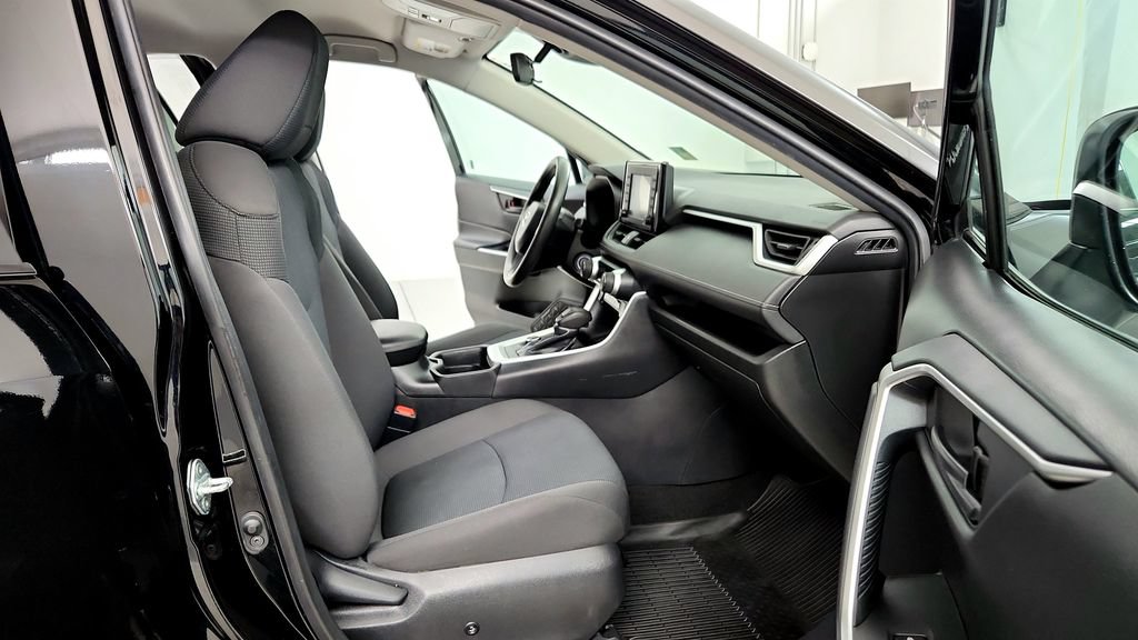 Used 2021 Toyota RAV4 LE w/ Carpet Mat Package (TMS) AWD/4WD image 17