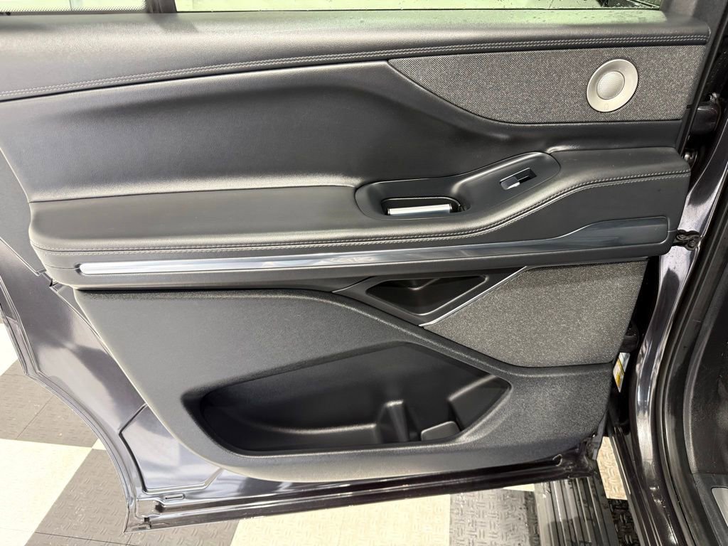 Used 2025 Lincoln Navigator L Reserve image 23