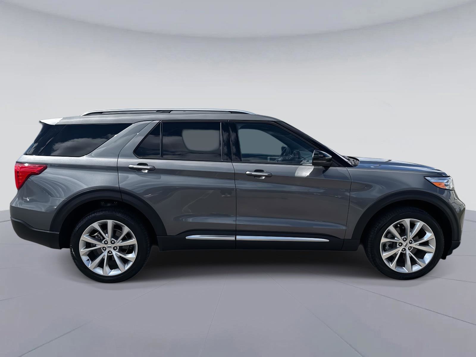 Used 2023 Ford Explorer Platinum w/ Technology Package image 2