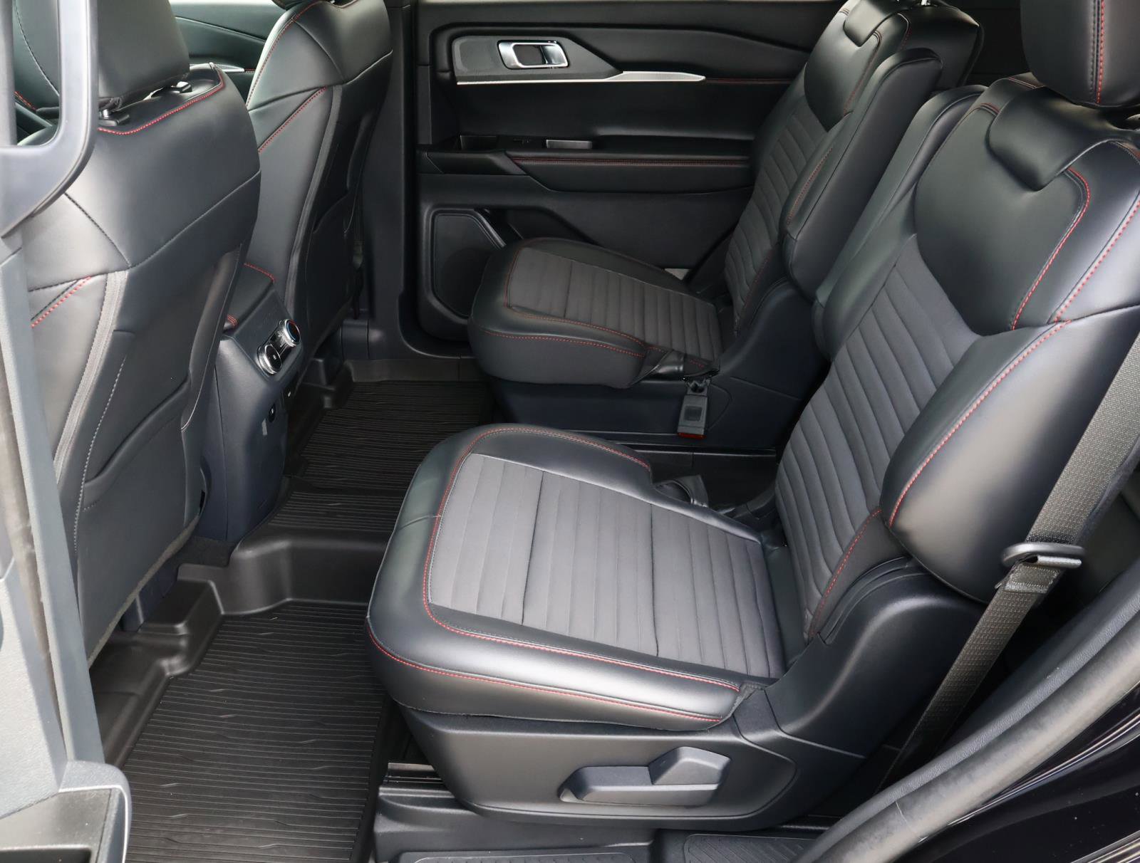 Used 2025 Ford Explorer ST-Line image 22