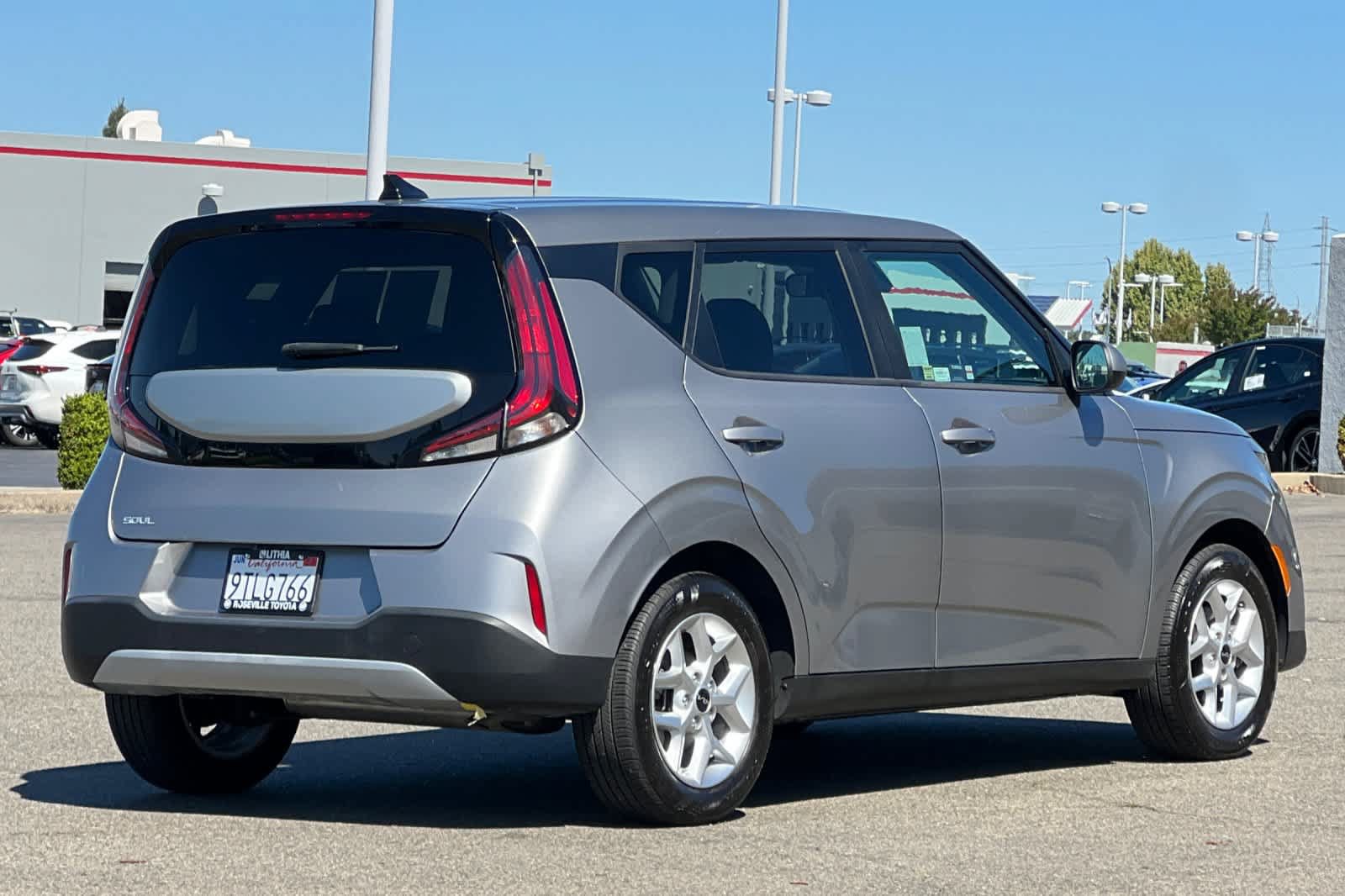 Used 2023 Kia Soul LX w/ LX Technology Package FWD image 2