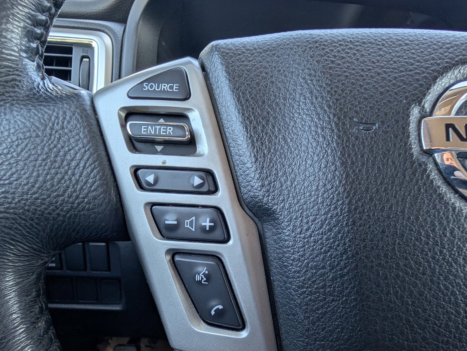 Used 2021 Nissan Titan SV w/ SV Convenience Package image 14