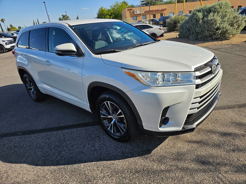 Used 2018 Toyota Highlander LE w/ Carpet Mat Package (TMS) FWD image 9
