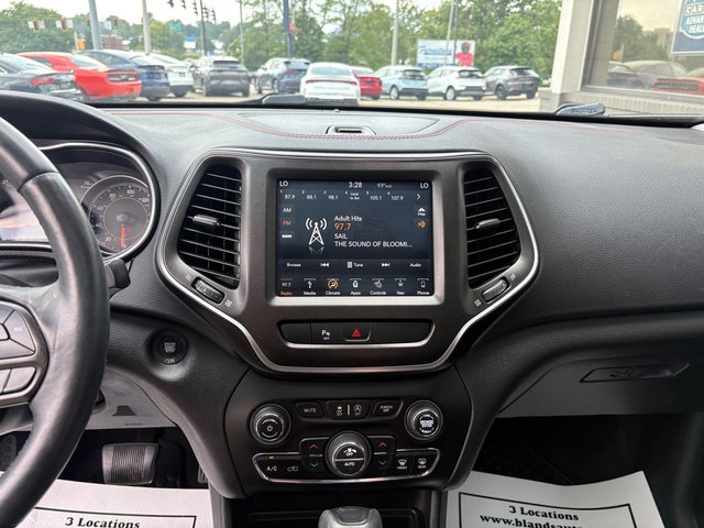 Used 2019 Jeep Cherokee Trailhawk w/ Comfort/Convenience Group AWD/4WD image 27