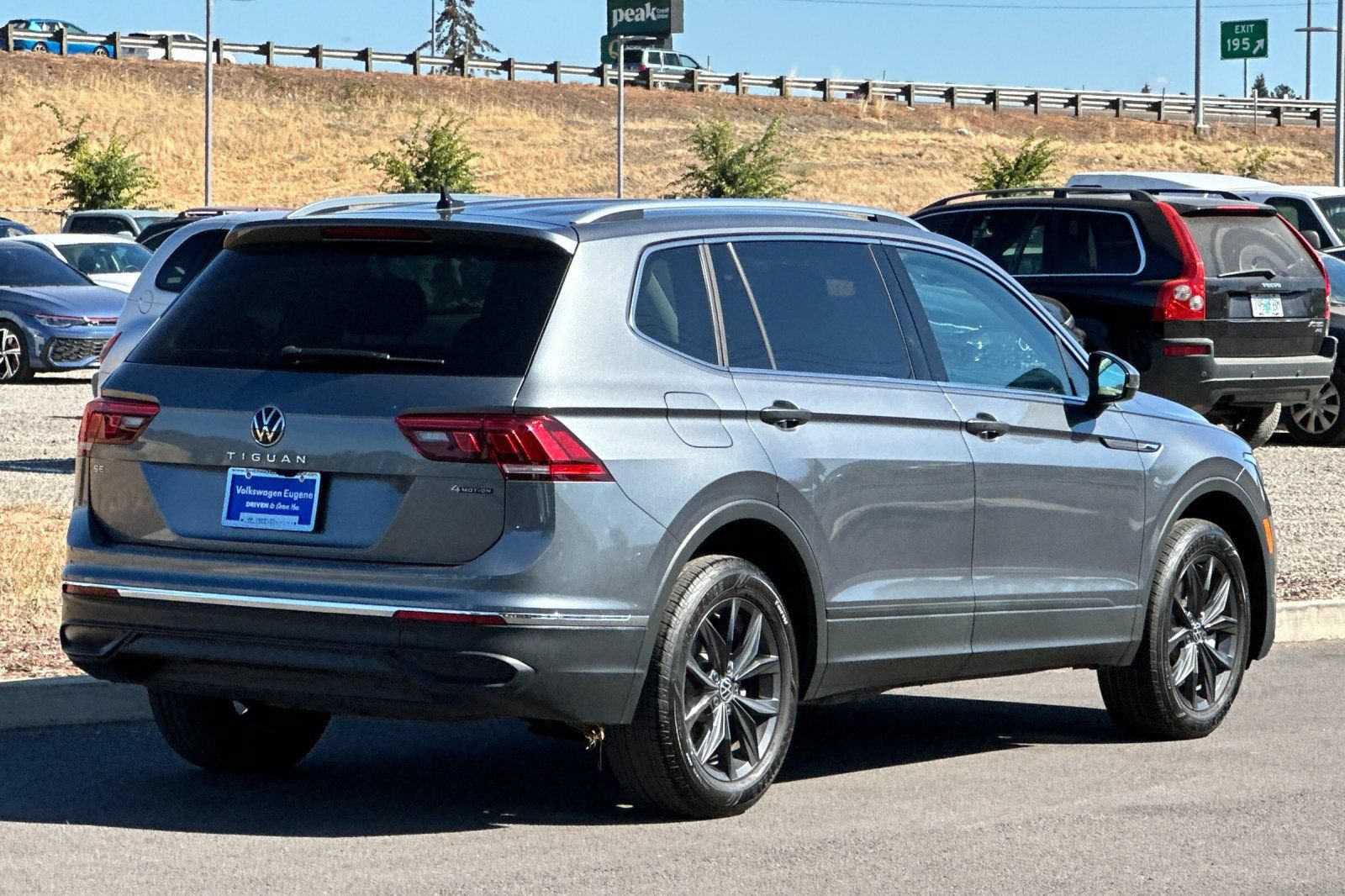 Used 2024 Volkswagen Tiguan SE AWD/4WD image 3