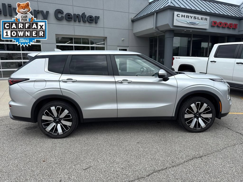 Used 2025 Mitsubishi Outlander SE AWD/4WD image 3