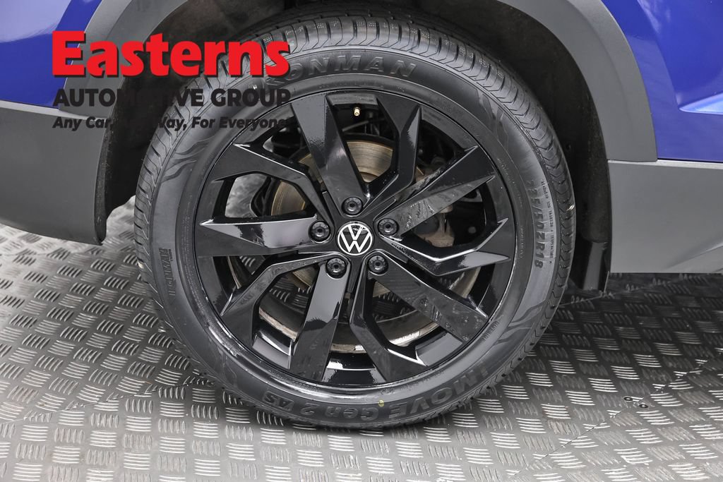 Used 2022 Volkswagen Taos SE w/ Panoramic Sunroof Package FWD image 30