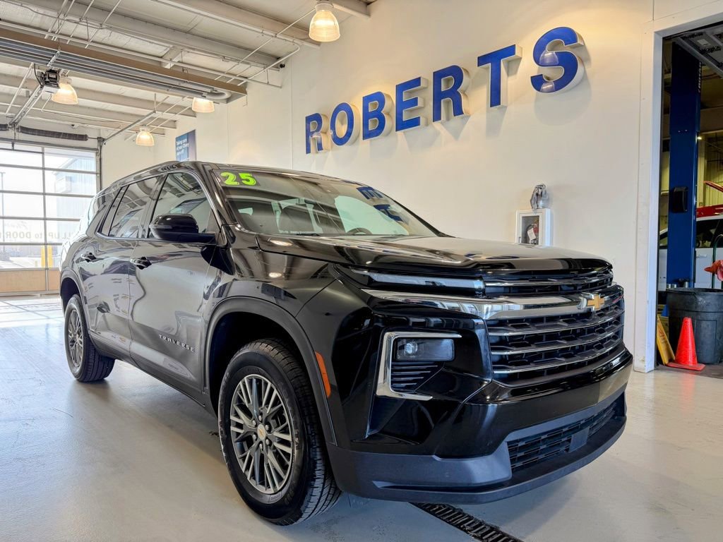 Used 2025 Chevrolet Traverse LT image 2