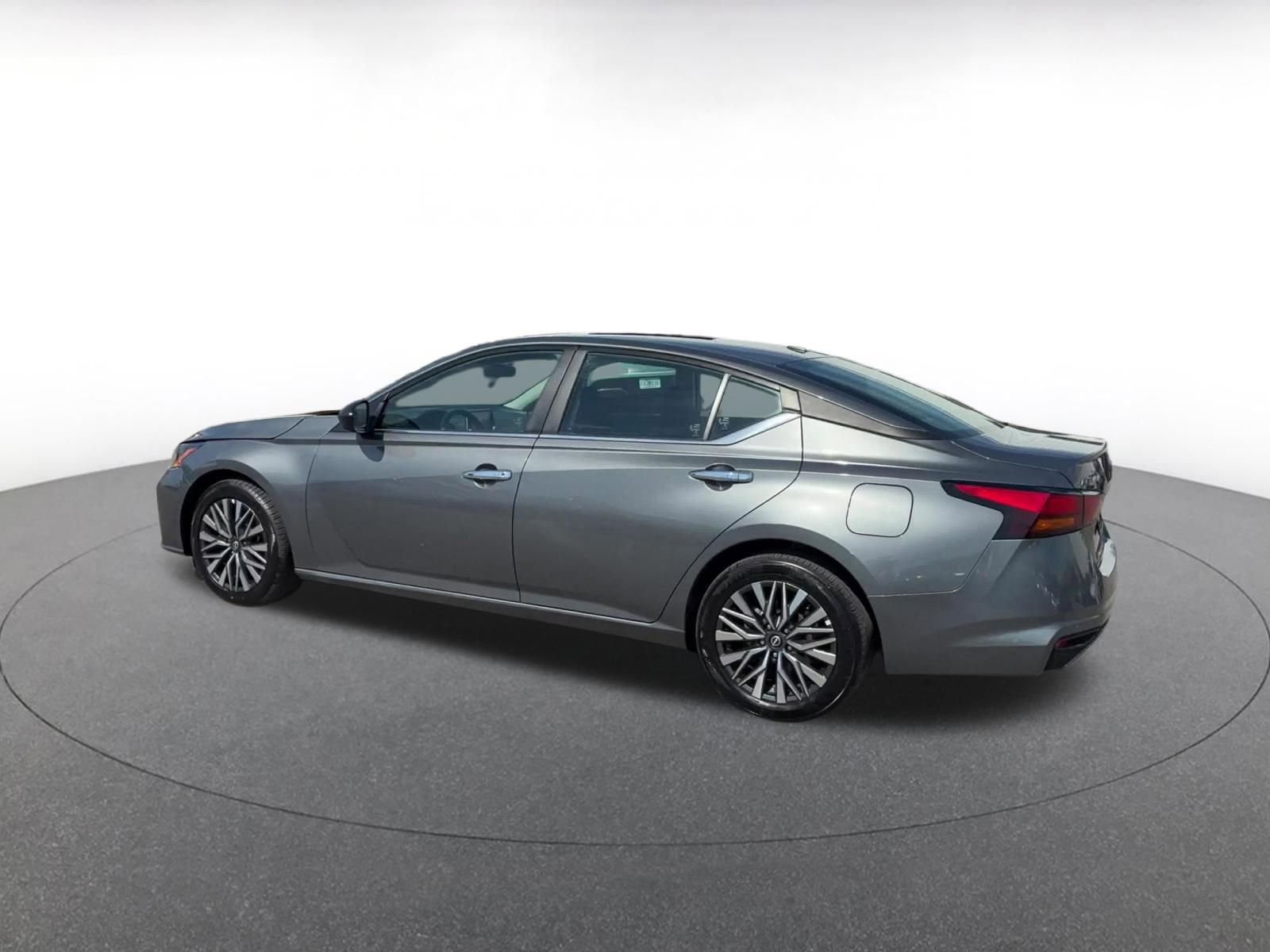 Used 2025 Nissan Altima 2.5 SV FWD image 10