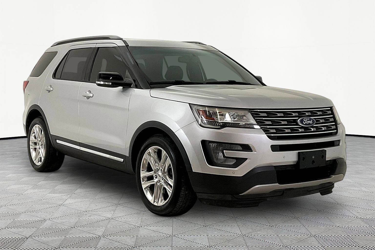 Used 2017 Ford Explorer XLT w/ Equipment Group 202A FWD image 3