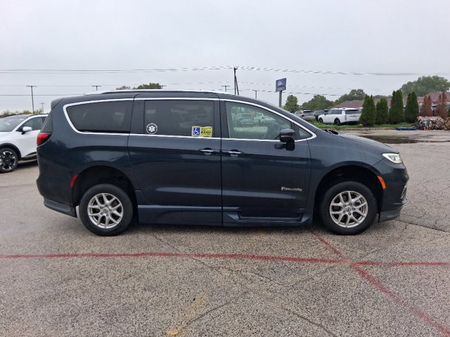 Used 2021 Chrysler Pacifica Touring-L w/ Premium & Safety Sphere Group FWD image 4