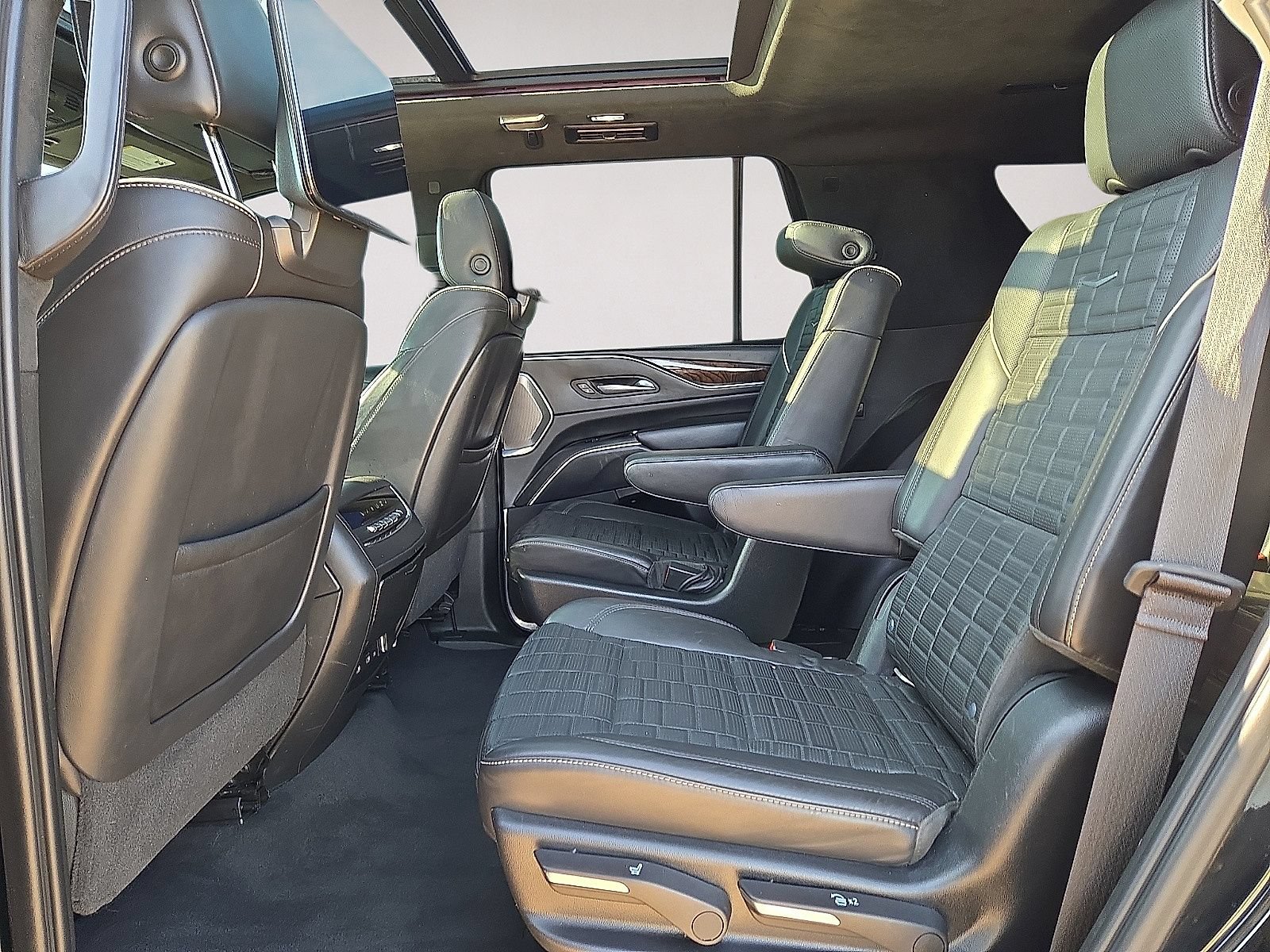 Used 2021 Cadillac Escalade Premium Luxury Platinum AWD/4WD image 15