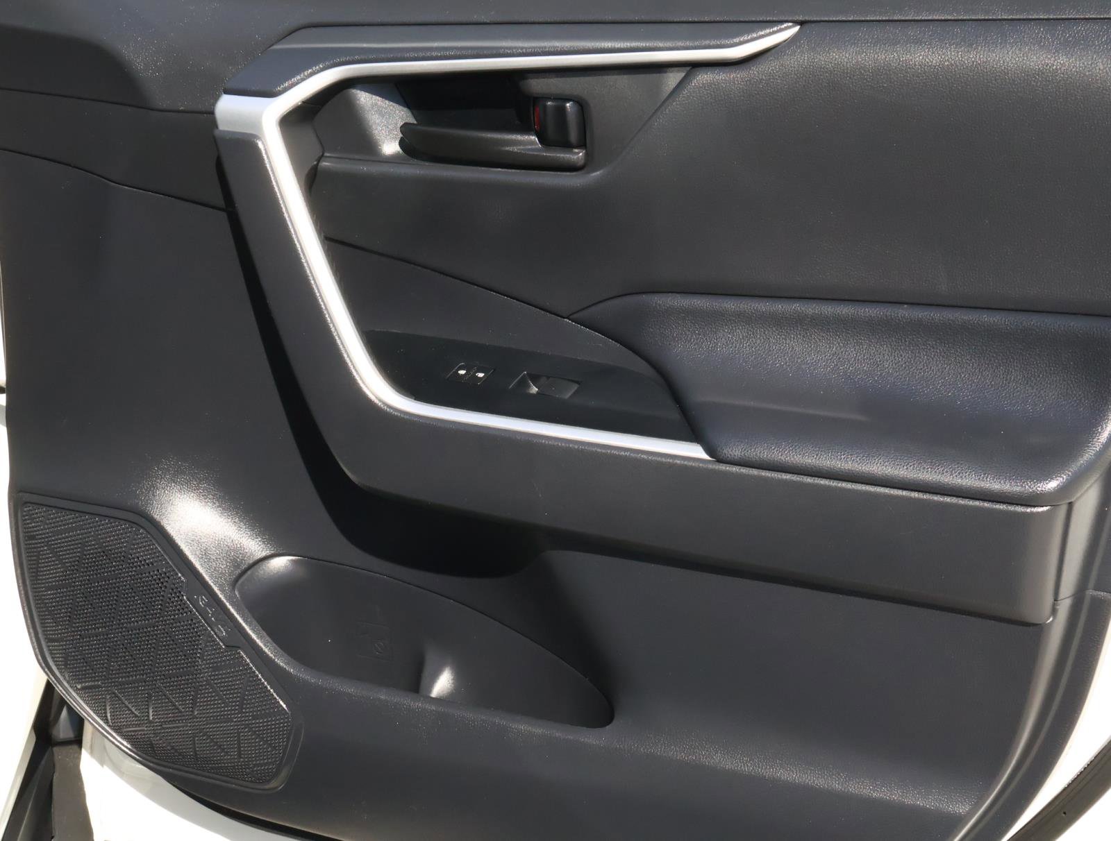 Used 2019 Toyota RAV4 LE image 16