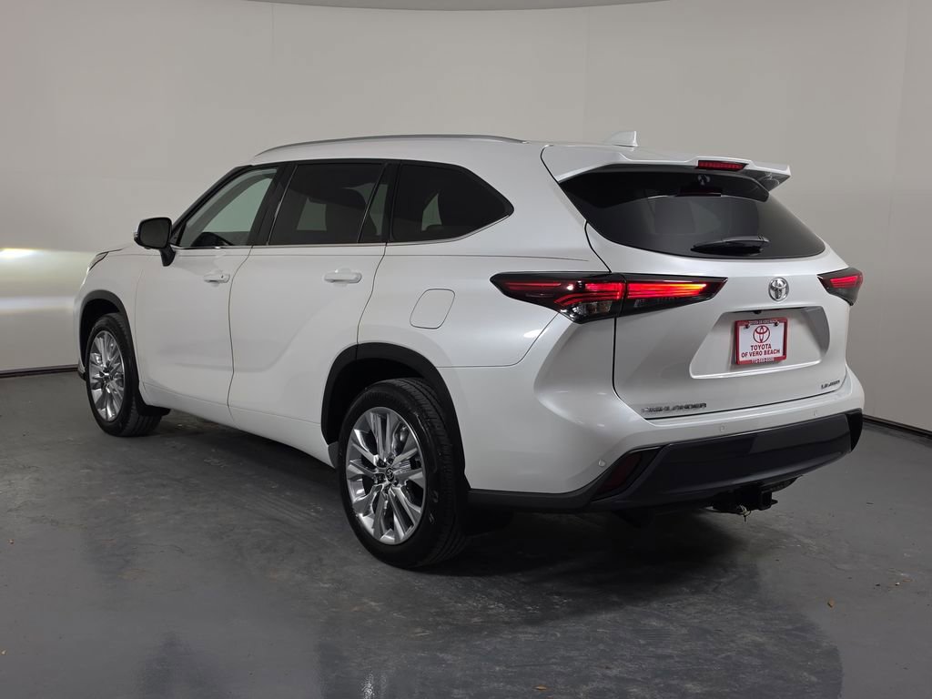 Used 2024 Toyota Highlander Limited FWD image 4