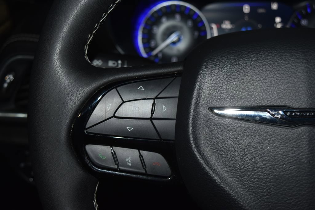 Used 2025 Chrysler Pacifica Limited image 9